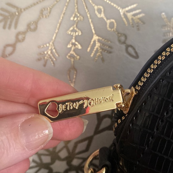 Betsey Johnson 'Margie' Embossed Lizard Crossbody, Black - Picture 7 of 15